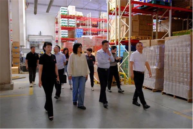 乌鲁木齐经济开发区（头屯河区）区委书记周晨到临新疆龙海达集团实业总部调研